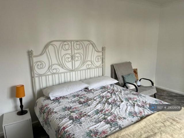 Room for rent in Row Town, Surrey