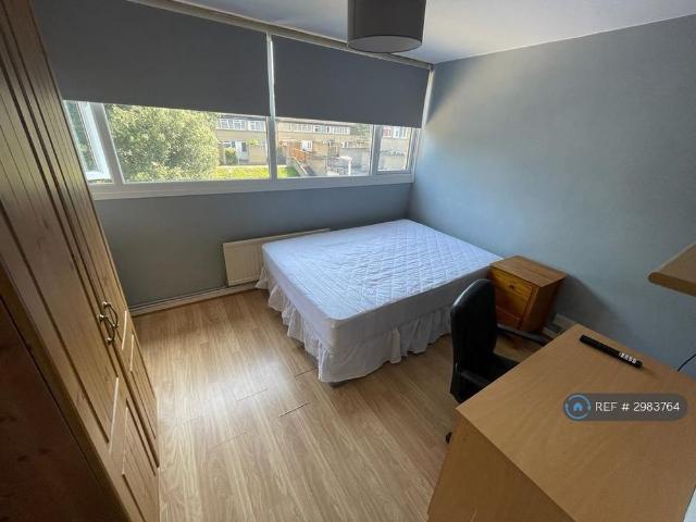 Room for rent in Cowley, Greater London