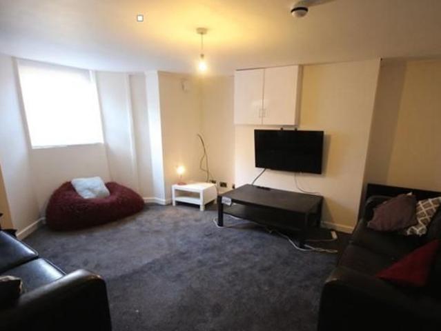 Room for rent in Hyde Park, West Yorkshire