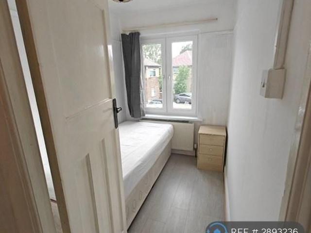 Room for rent in Whitton, Greater London