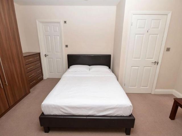 Room for rent in Fairlop, Greater London