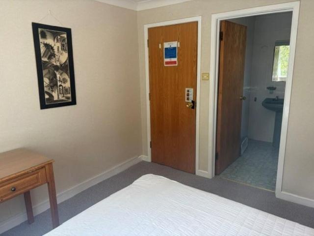 Room for rent in Colgate, Horsham