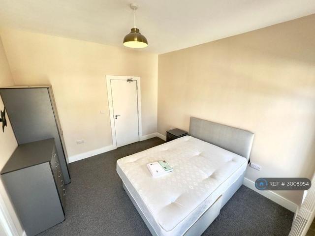 Room for rent in Caldermill, East Midlands