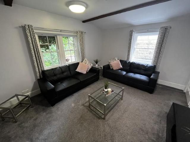 Room for rent in Hyde Park, West Yorkshire