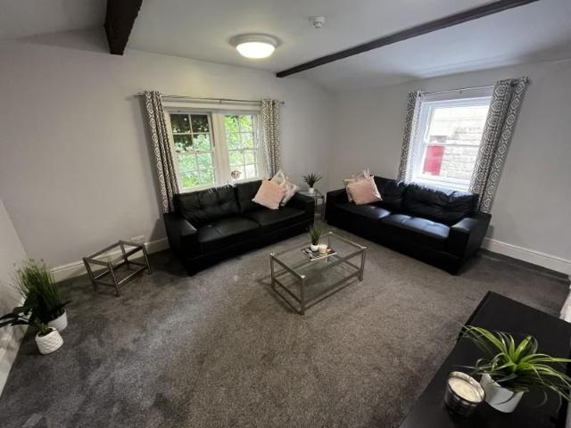 Room for rent in Hyde Park, West Yorkshire