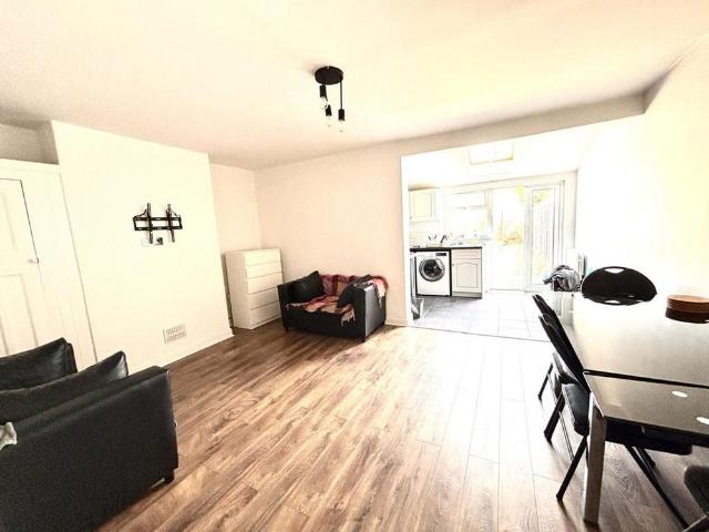 Room for rent in Egham Wick, Row Town
