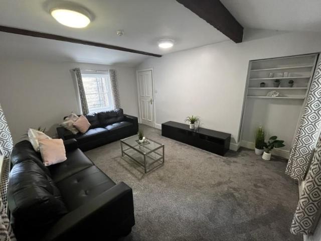 Room for rent in Hyde Park, West Yorkshire