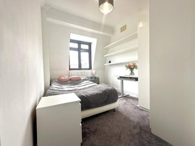 Room for rent in Gidea Park, Greater London