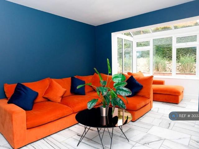 Room for rent in Allington, Midway