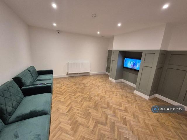 Room for rent in Guide Bridge, Greenheys