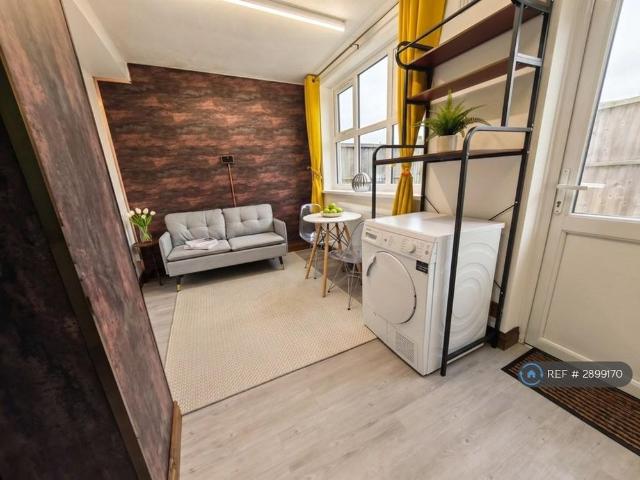 Room for rent in Ponders End, Greater London