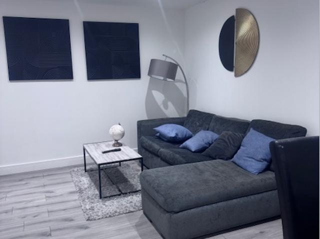 Room for rent in Heol-las, Surrey