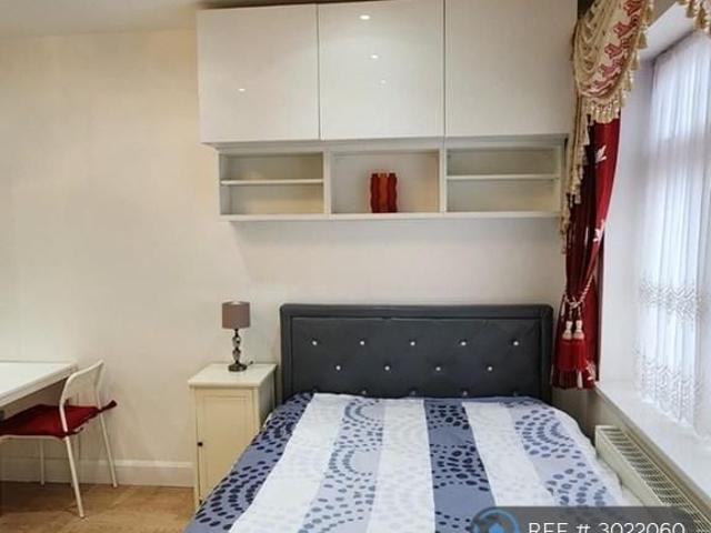 Room for rent in Clayhall, Greater London