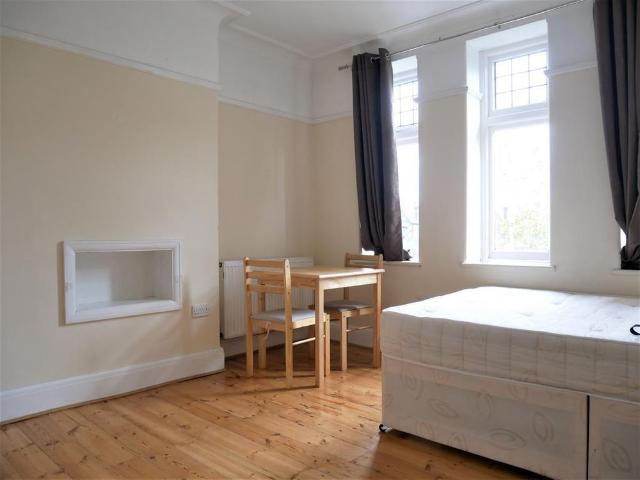 Room for rent in London Borough of Ealing, Park Royal