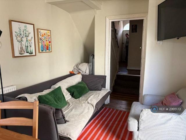 Room for rent in Sleepers' Hill, Hampshire