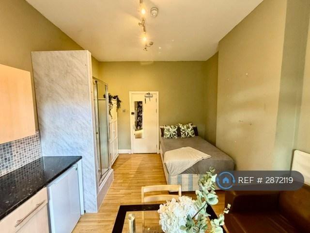 Room for rent in East Sheen, Greater London
