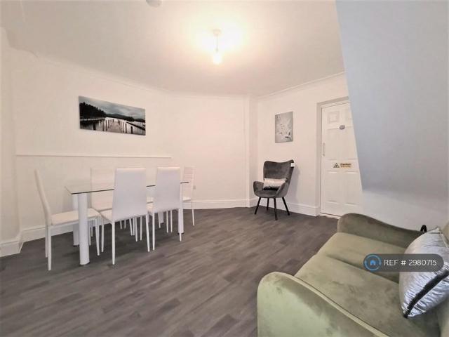 Room for rent in Ewens Farm, Golden Valley