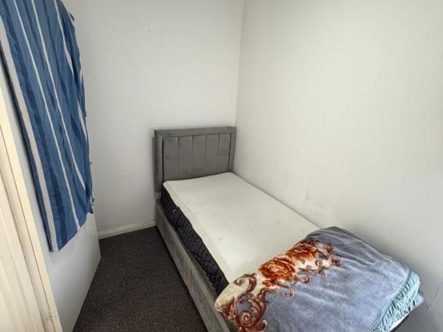 Room for rent in Hainault, Greater London