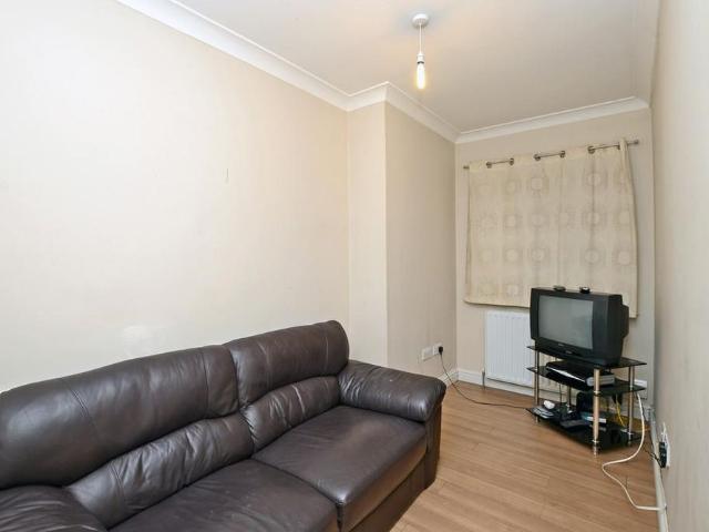 Room for rent in Heol-las, Surrey