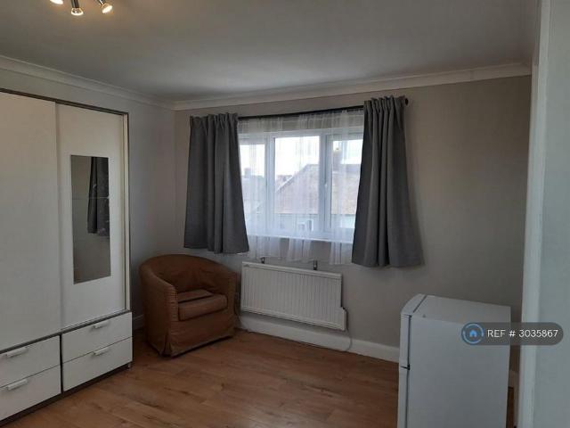 Room for rent in London Borough of Ealing, Perivale