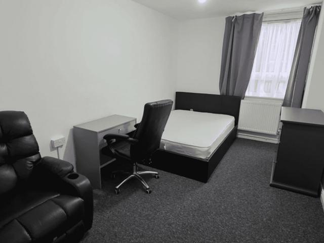 Room for rent in Poplar Grove, Greater London