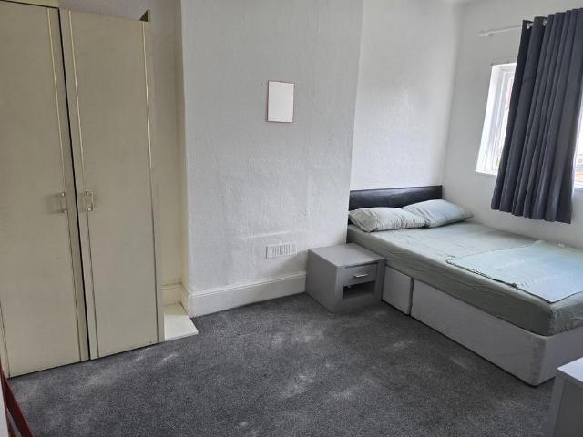 Room for rent in Gants Hill, Greater London