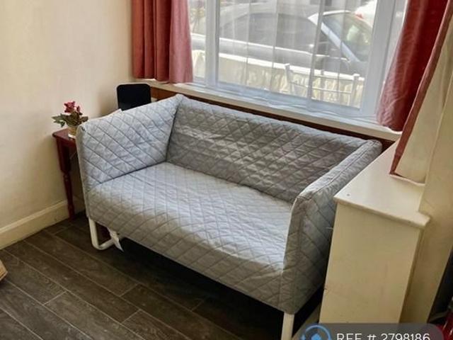 Room for rent in Dixons Green, West Midlands