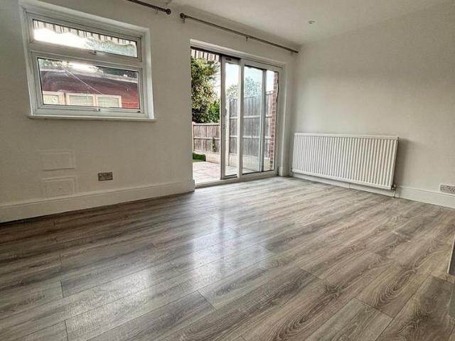 Room for rent in Elm Park, Greater London