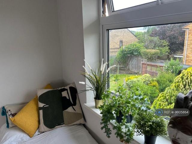Room for rent in Hertford, Colliers End