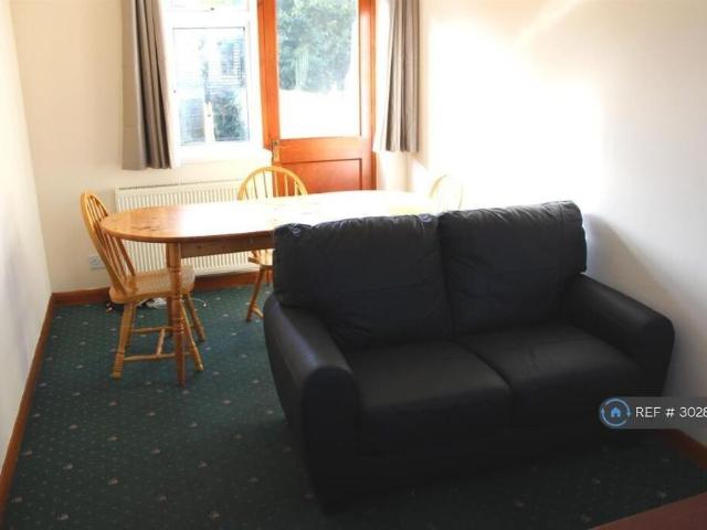 Room for rent in Englefield Green, Runnymede