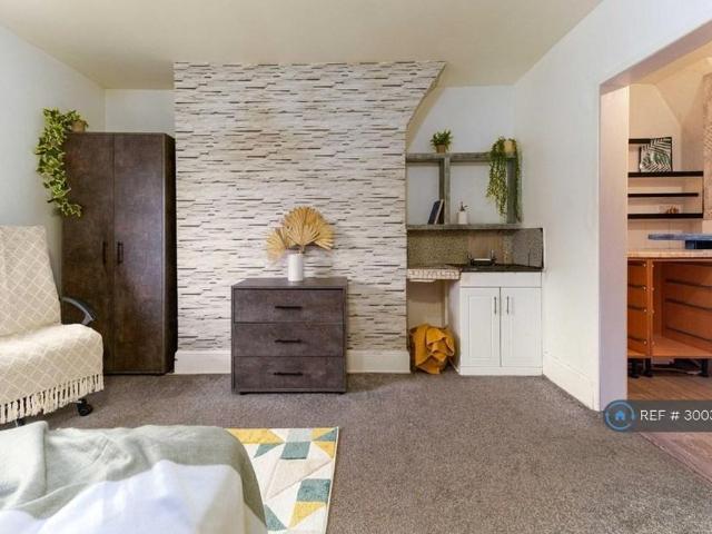 Room for rent in Charlesworth, East Midlands