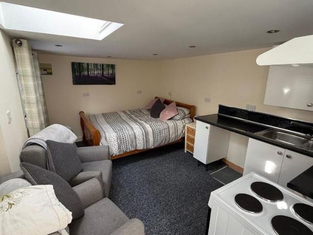 Room for rent in Chadsmoor, Staffordshire