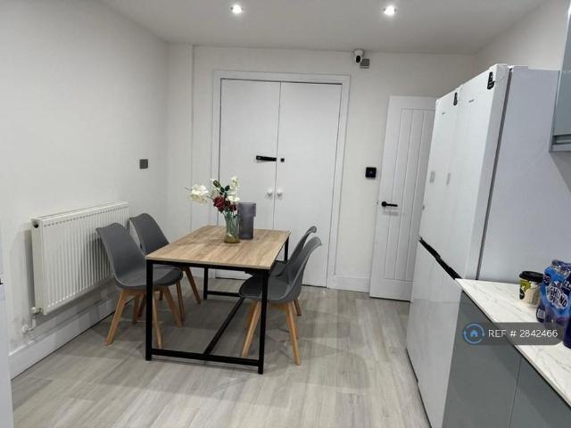 Room for rent in Stone, Monks Orchard