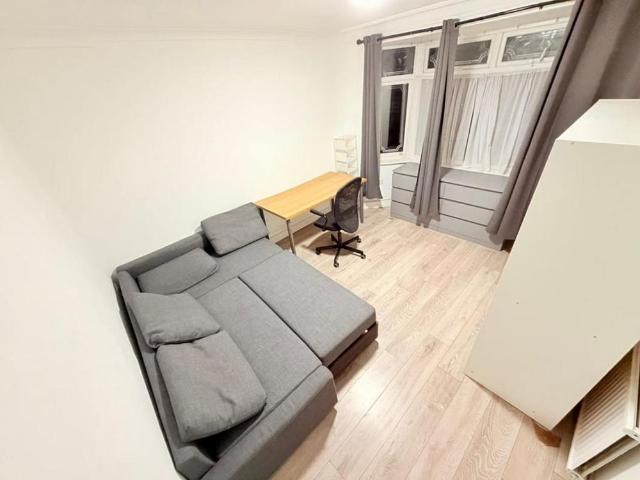 Room for rent in Newbury Park, Greater London