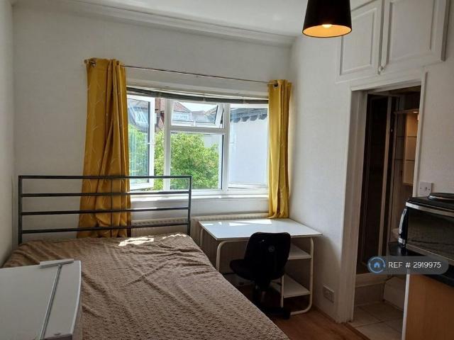 Studio for rent in Temple Fortune, Greater London