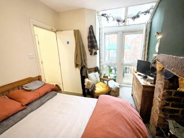 Room for rent in Great Boughton, Two Mills