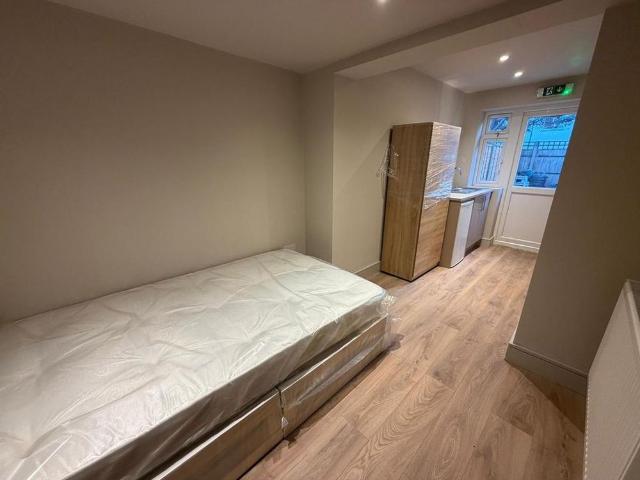 Room for rent in Yiewsley, Greater London