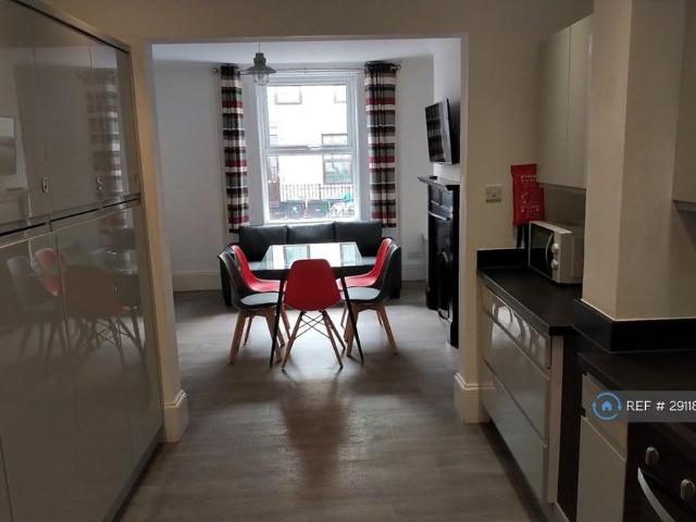 Room for rent in Kings Barton, Gloucester