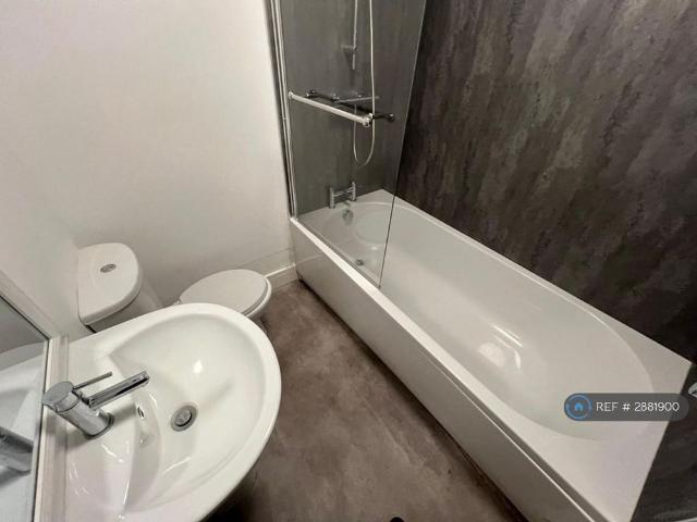 Room for rent in Milnshaw, Backburn