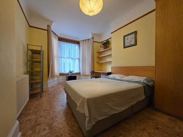 Room for rent in Whitton, Greater London