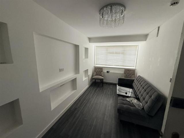 Room for rent in Fernhill Gate, Lee Bank
