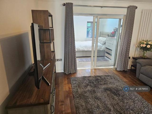 Room for rent in Stone, Monks Orchard