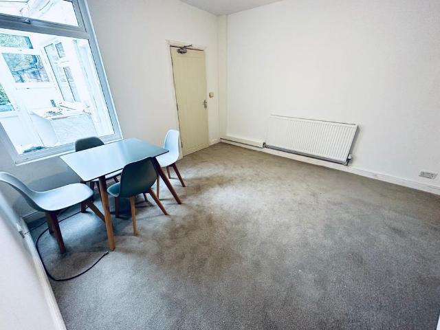 Room for rent in Leyfields, Kettlebrook