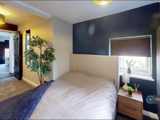 Room for rent in Summerfields Village Centre, Wilmslow