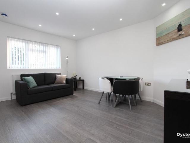 Room for rent in Little Stanmore, Greater London
