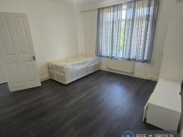 Room for rent in Chingford Mount, Highams Park