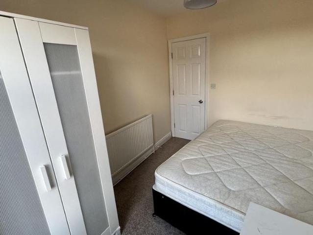 Room for rent in Half Acres, Wakefield