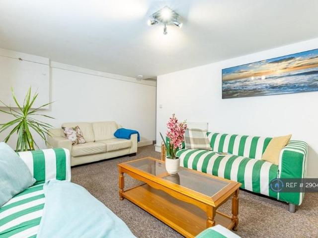 Room for rent in Golden Valley, Gloucestershire