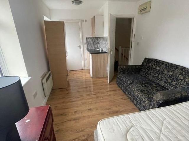 Room for rent in Hampton Hill, Greater London