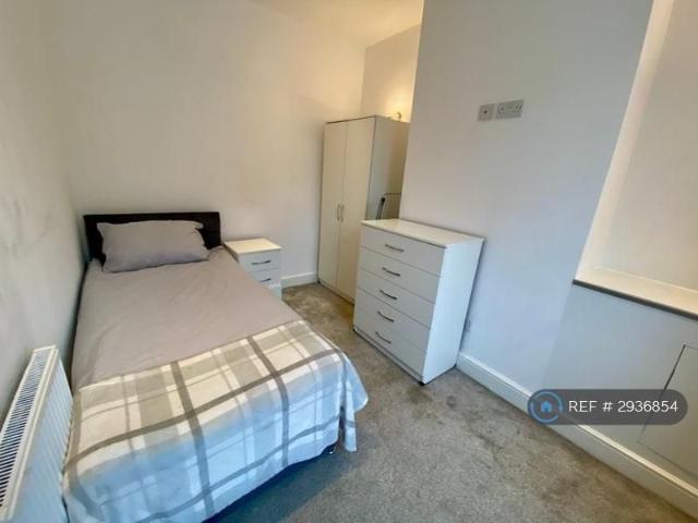 Room for rent in Berry Hill, Potters Corner